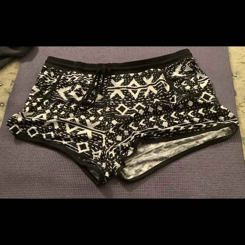 XL No Boundary shorts